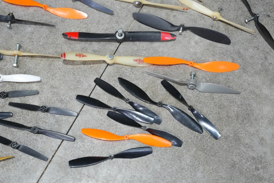 Vintage RC Airplane Propellers Top Flite tornado etc Model plane Parts lot - Image 3 of 4