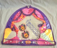 GROOVY GIRLS SUPER COOL ESCENARIO + PASARELA, 2 SOPORTES Y ESTUCHE. NUEVO ESTADO.