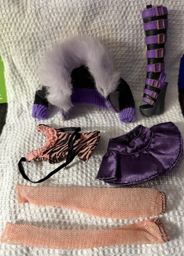 Monster High Doll Clawdeen Wolf Boo Replacement Outfit. One Boot.