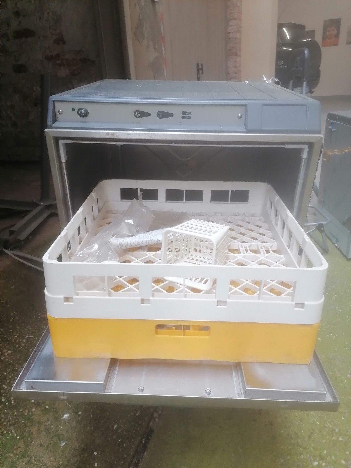 Lavastoviglie compatta da appoggio con cestello per stoviglie, grigio