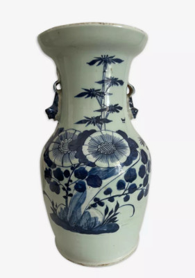Vase Baluster aus weiß-blauem Steingut mit Céladonglasur XIX. Jahrhundert China