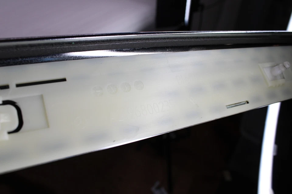 MERCEDES-BENZ CLS500 W219 2006-2008 OEM PUERTA DELANTERA DERECHA EXTERIOR UMBRAL CUBIERTA Foto 3 de 4