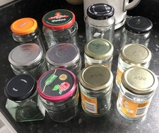18 frascos de vidrio transparente con tapas varios tamaños para variedad de usos (solo 12 en la foto