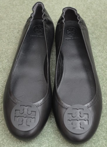 Tory Burch ~ schwarze flache Lederschuhe ~ Logo ~ einfach ~ klassisch ~ Damengröße 10M ~ NEU ~ neu mit Etikett