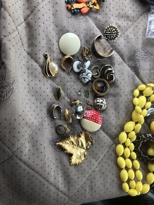 Lot Of Vintage Earring And Pin Lot Broken Or One Piece For Art/Craft/Repair
