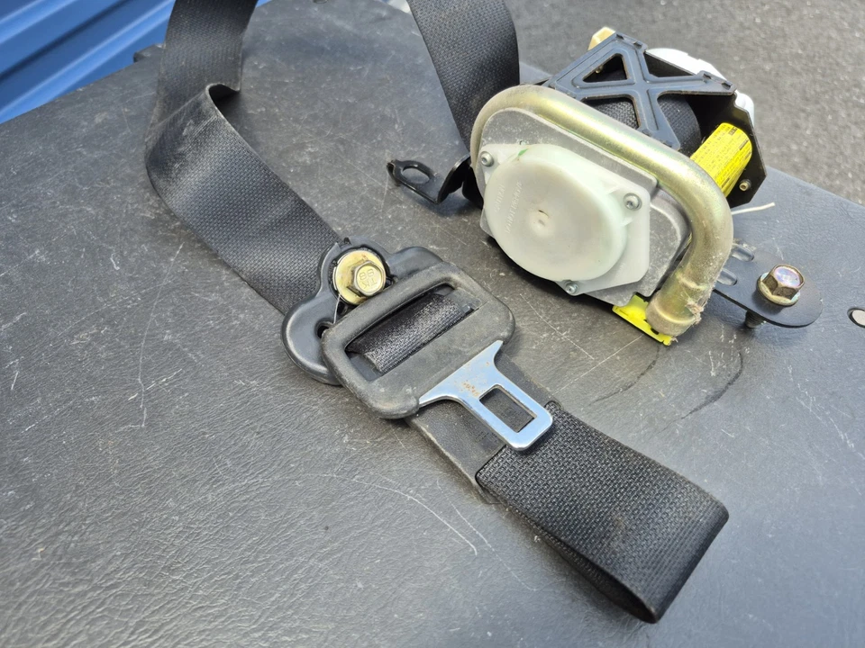 04-11 Cinturón de seguridad trasero derecho y retractor Mazda RX8 - negro RX-8 Foto 3 de 4