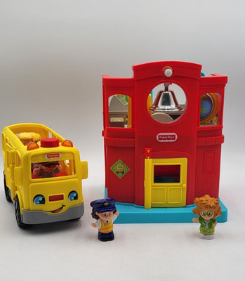 Fisher PriceLittle People Friendly School + Sit With Me school bus and 7 figures