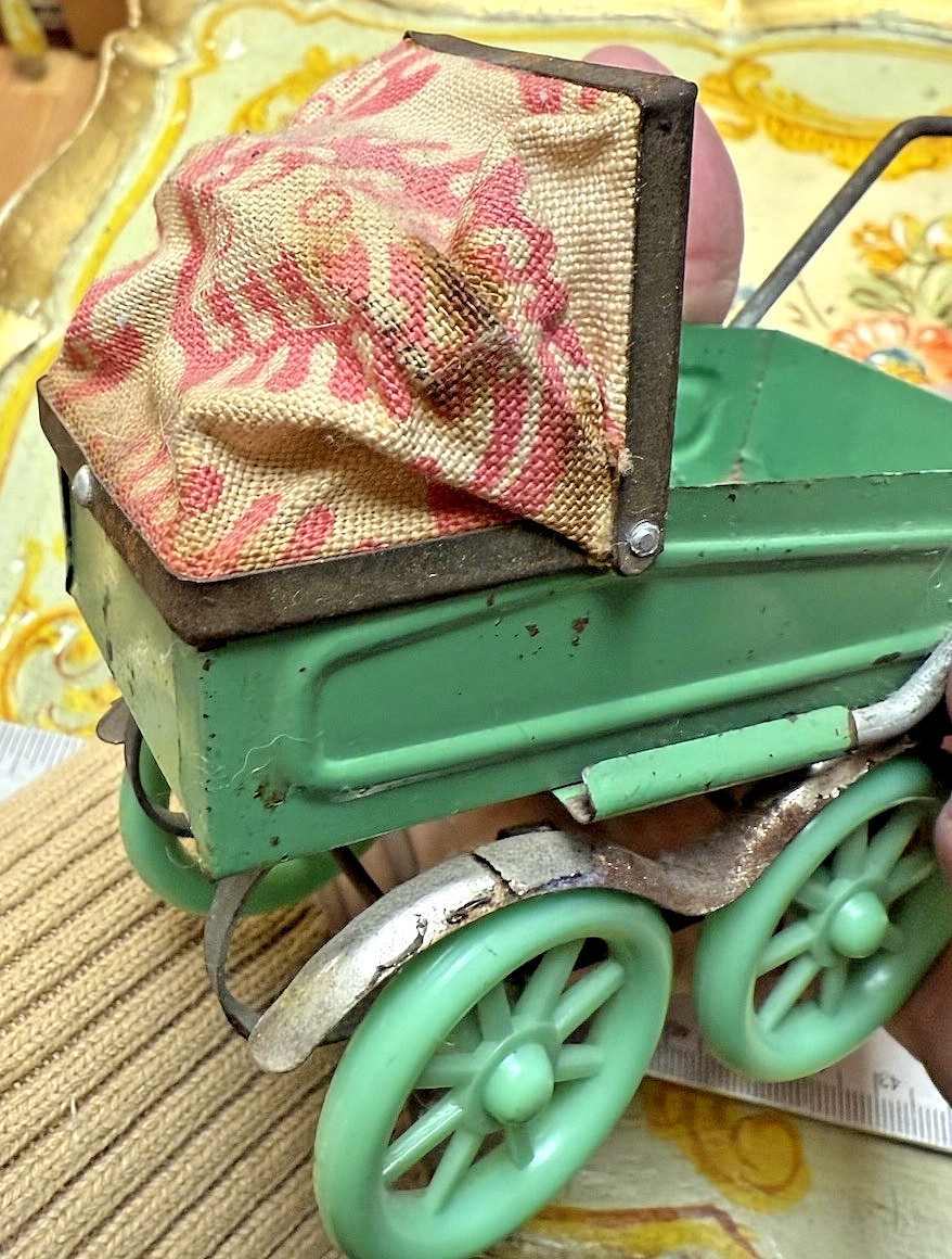 ANTIQUE VINTAGE OLD TIN PAINTED DOLLHOUSE  PRAM BUGGY COACH W BABY DOLL JAPAN