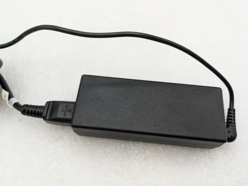 Adaptador de CA Fujitsu Fuente de alimentación limitada A13-090P1A Entrada 100.240V, SALIDA 19 4.7A Foto 4 de 4