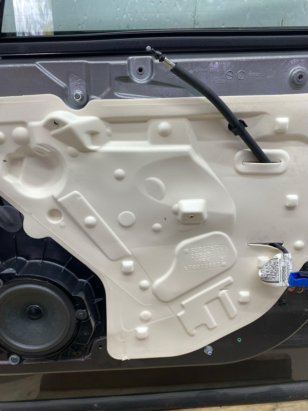 2017-2024 MASERATI LEVANTE M161 FRONT RIGHT DOOR ASSEMBLY | GRIGIO MARATEA (571)