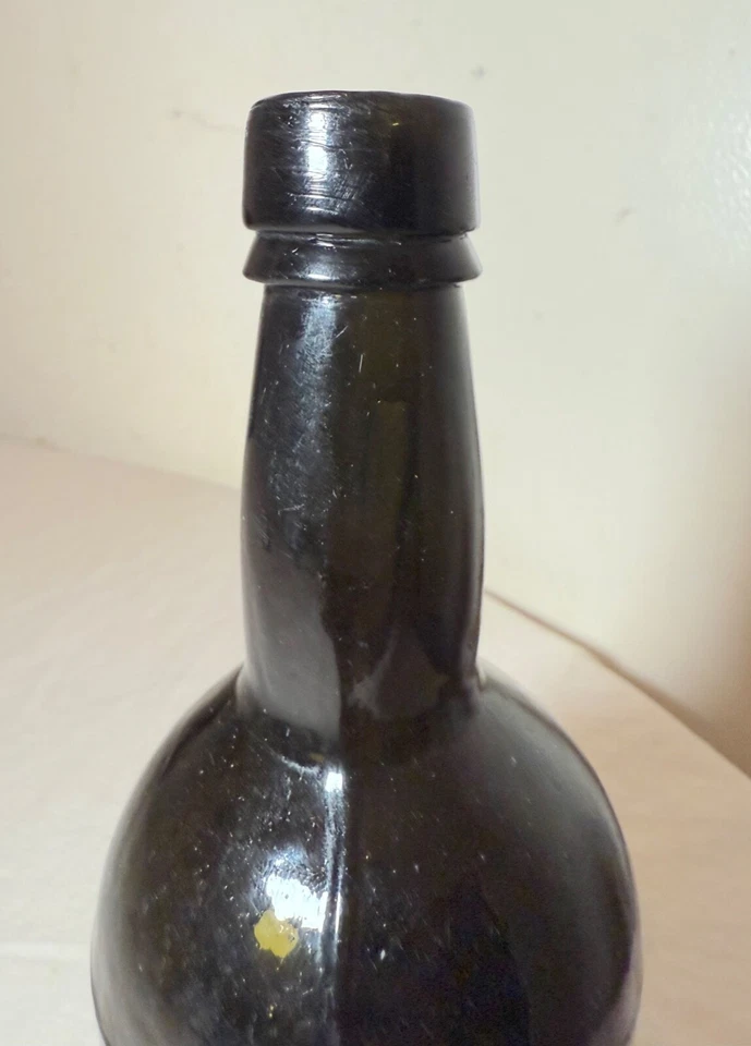 Botella de vidrio de whisky verde soplado molde 4 partes hecha a mano antigua rara del siglo XVIII Foto 2 de 4