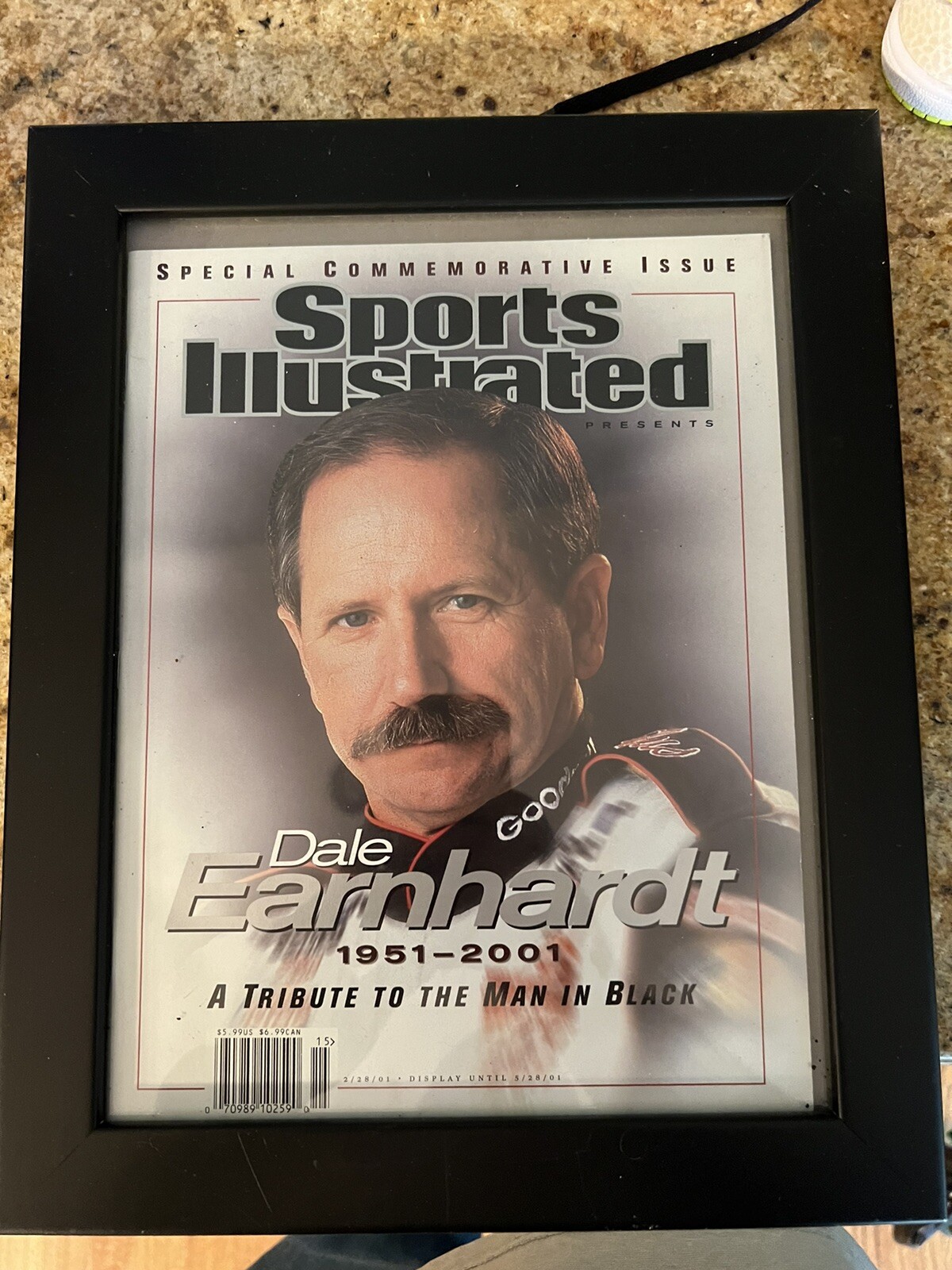 dale earnhardt sports illustrated Special Commemorative Issue (framed)