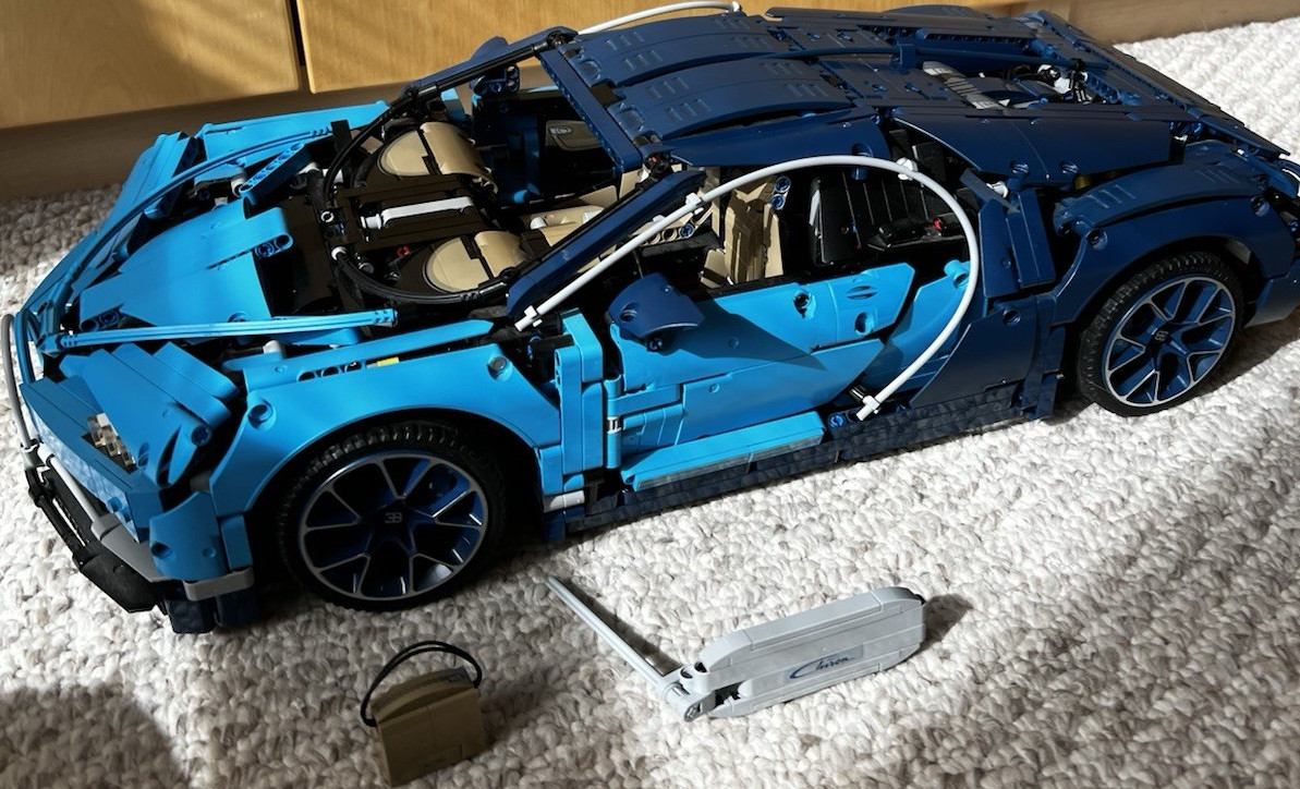 LEGO Technic Bugatti Chiron 42083 Set 3599 Pieces Age 16+ w/ Box