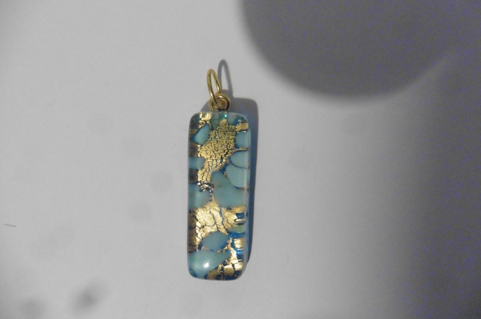 Pendentif Murano rectangulaire bleu ciel et feuille d'or 24k, l'artisanat d'art italien