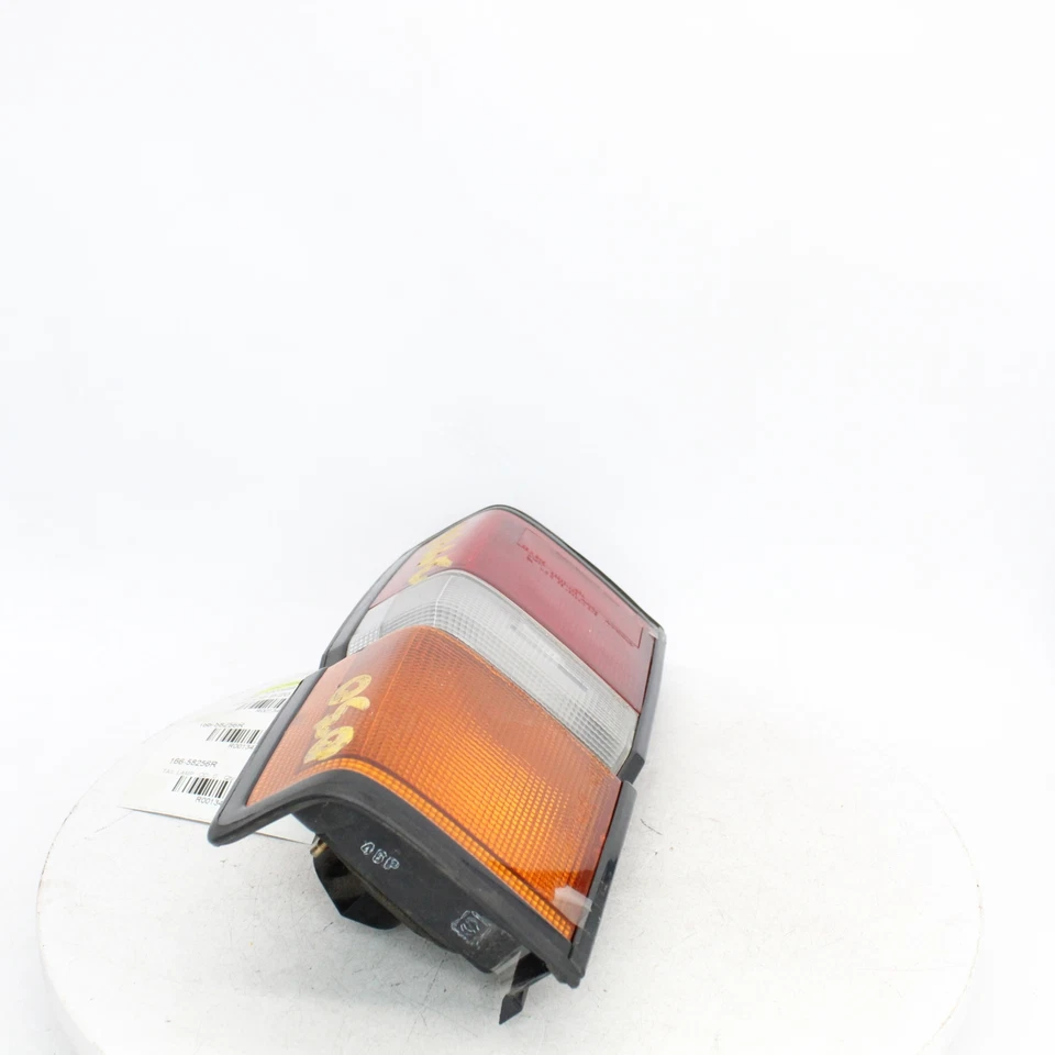 Nissan Pathfinder 1994 lámpara trasera número de pieza 166-58256R Foto 3 de 4