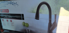Delta Classic Matte Black Single Handle Pull-down Kitchen Faucet with Sprayer