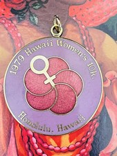 1979 Hawaii Women  s 10K Honolulu Hawaii Marathon Finisher Enamel Medal 1.75  