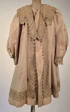 VICTORIAN LATE 19TH C GIRL’S SILK SHANTUNG COAT W LACE TRIM + COLLAR