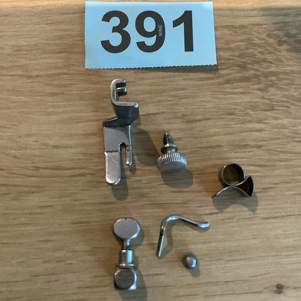 VTG SINGER 99k SEWING MACHINE ~NEEDLE CLAMP / FOOT/ THREAD CUTTER & GUIDE..391 - Image 2 of 4