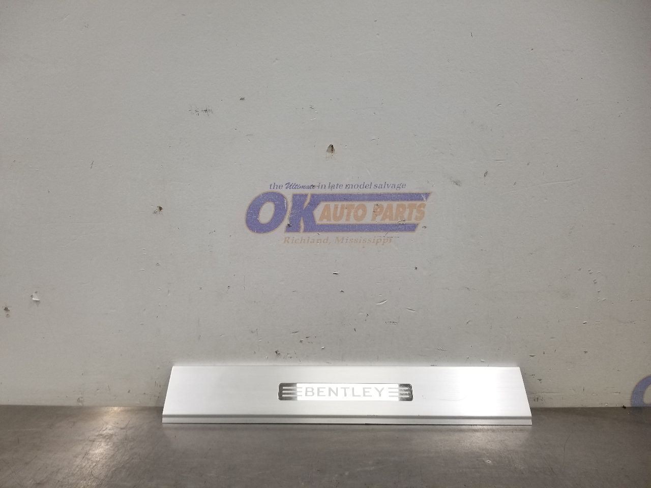 17 BENTLEY BENTAYGA INTERIOR DOOR SILL SCUFF PLATE TRIM FRONT RIGHT PASSENGER
