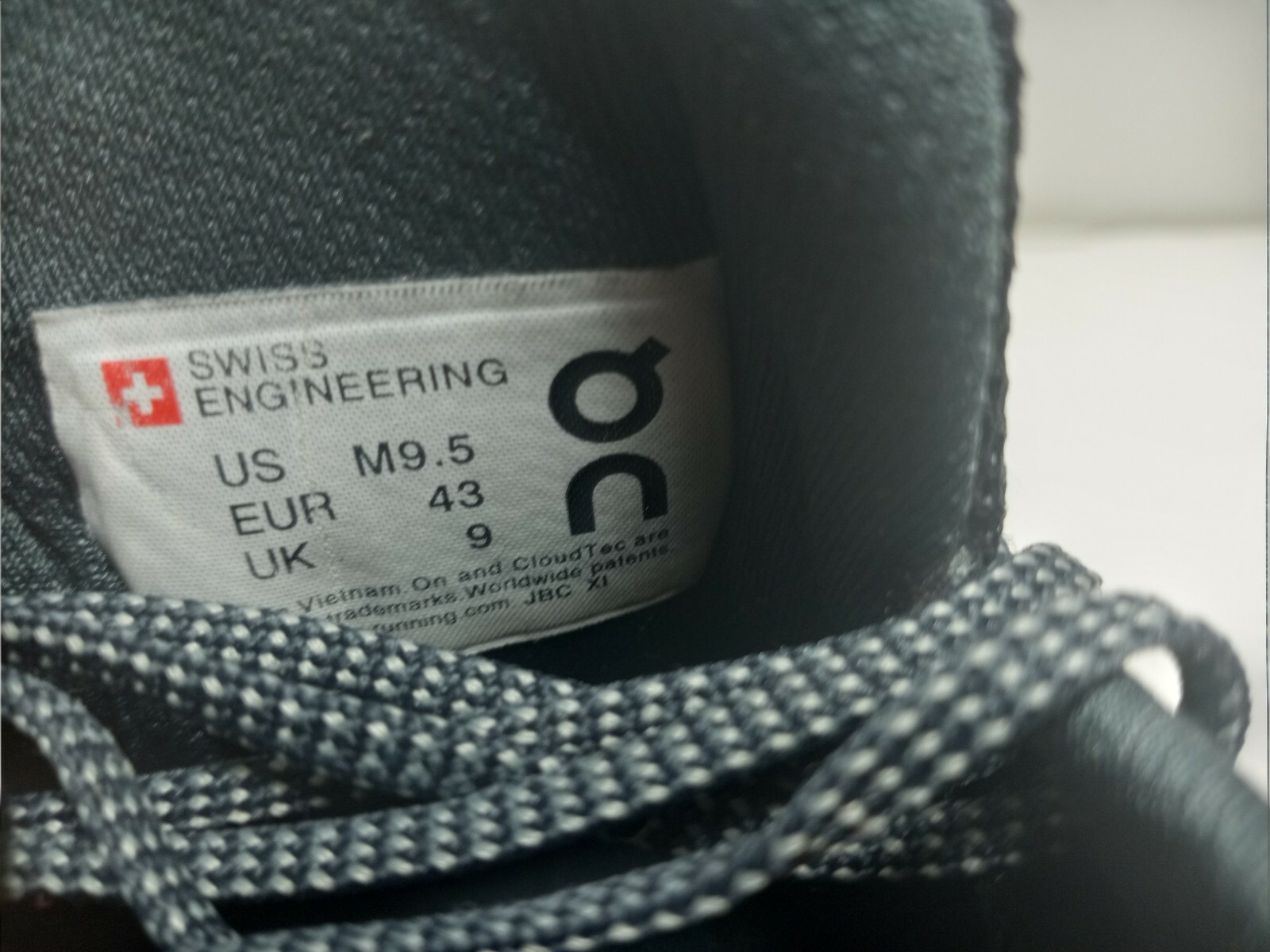 QC Cloudace Helion Swiss Engineering Men's Sz 9.5Runn… Gem