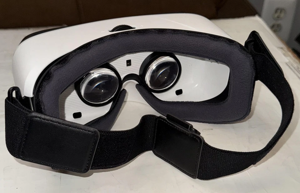 Auriculares Samsung Gear VR alimentados por Oculus correa ajustable de realidad virtual Foto 4 de 4