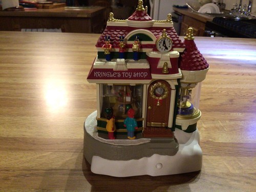 Hallmark 2019 Kringle's Toy Shop Tabletop Ornament Licht Sound Bewegung Magic