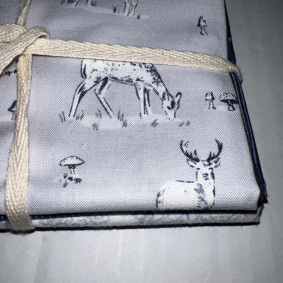 Paquete de cuatro cuartos de grasa azules Buck ciervo setas diseño madera tela damasco Foto 2 de 4