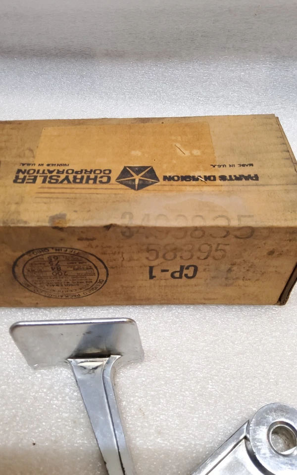 Cerradura de perno de golpe de puerta de carga Dodge B100-B300 70-77 3493835 58395A Foto 2 de 4