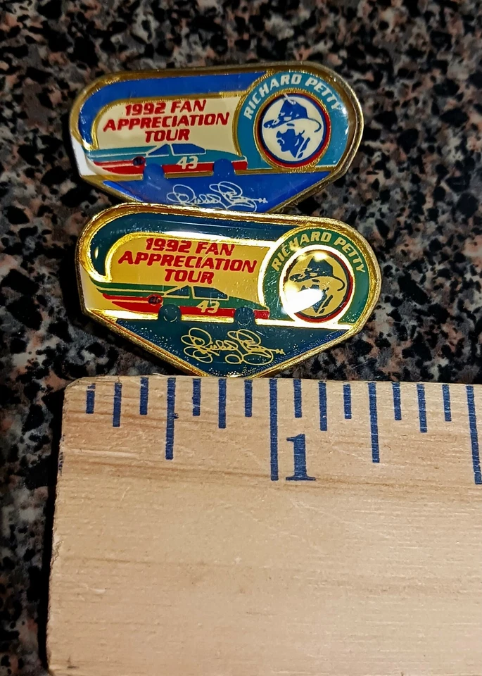Richard Petty 1992 Fan Appreciation Tour Sombrero Solapa Pin Lote de 2 NASCAR Racing Foto 3 de 3