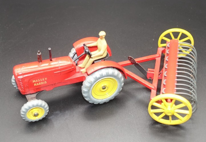 Massey-Harris Tractor 0300 G-1a (1954) - Dinky Toys
