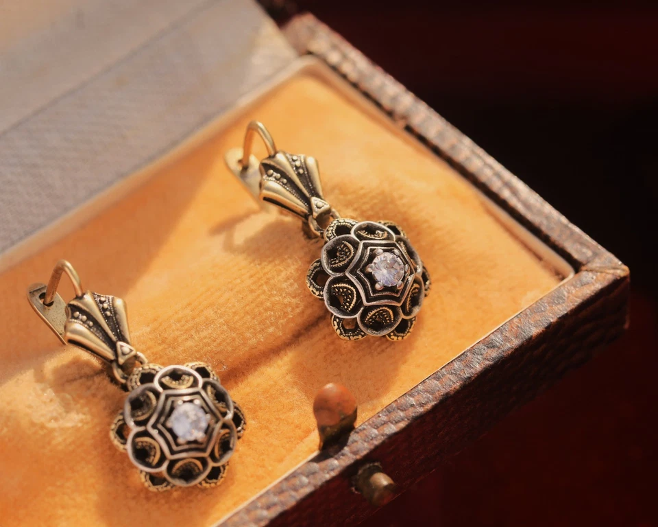 Boucles d'oreille Dormeuses Doré Vieilli Coquille nid d'abeille Un CZ Blanc SB64 - Photo 4/4