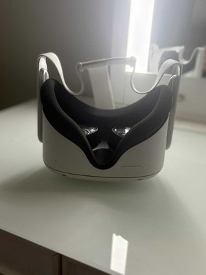 Mint condition Meta Oculus Quest 2 w/ Both Controllers