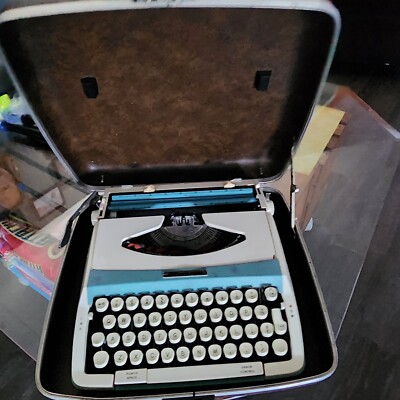 Smith Corona Typewriter Corsair 700 Portable  Hard Case Vintage
