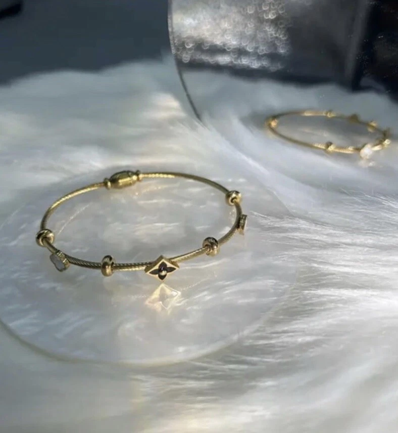 Pulseira de aço inoxidável folheada a ouro 14K trevo preto fecho magnético - Imagem 4 de 4