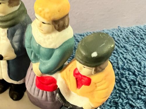 Accesso Villaggio di Natale. Coro di famiglia in ceramica vintage e piccolo ponte MAX6317 - Foto 6 di 6