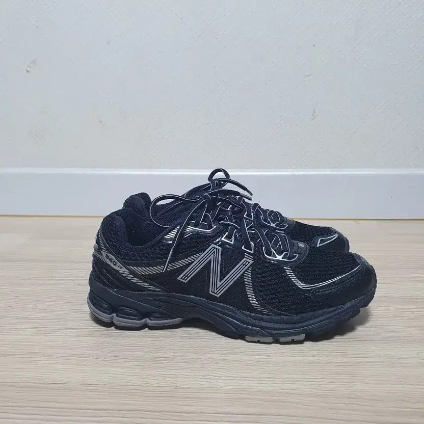 New Balance 860v2 Black Sneakers, Size 235 thumbnail 3