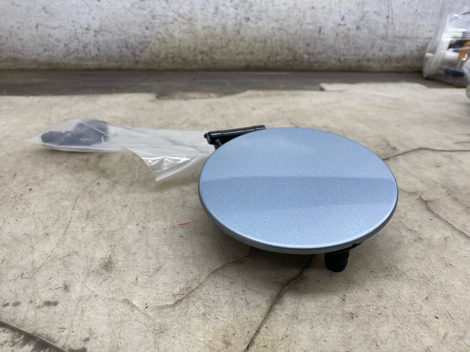 2020-2024 ASTON MARTIN DBX OEM FUEL TANK FILLER DOOR W/ LOCK LATCH ACTUATOR