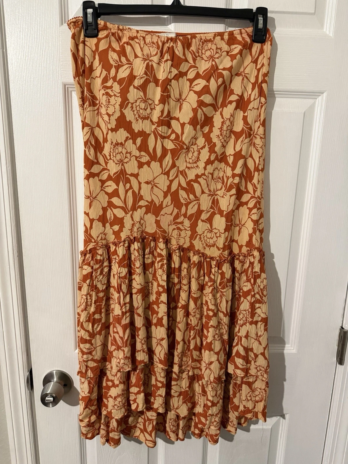 Juniors Bunulu tiered orange and cream floral skirt Size L NWT
Opens in a new window or tab