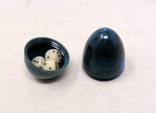 Petite boite ancienne pour dés à jouer en forme d'oeuf - JEU 421 - bar bistrot