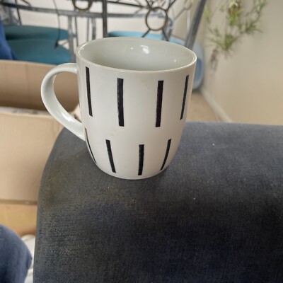Morrisons weiße Tasse mit schwarzen Strichen 
