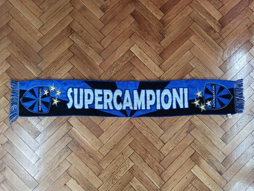 Sciarpe, bandiere, cappelli e berretti calcio. Trova la sciarpa della