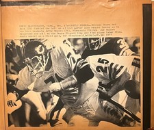 Vintage 1977 AP Wirephoto Football Press Photo Bears Art Best Fumble Vikings