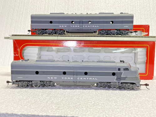 2 HO IHC DIESEL LOCOMOTIVES, N.Y.C. E-8A AND E-8B, WITH ENGINE (ORIGINAL BOX) - Picture 10 of 22