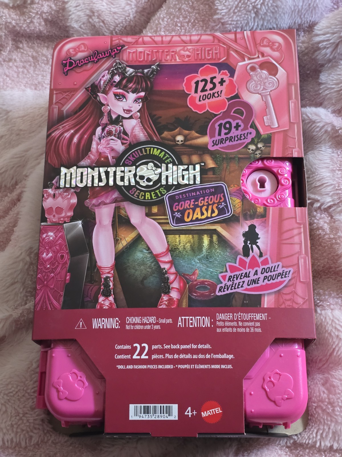 Monster High Skulltimate Secrets Draculaura Doll Gore-geous Oasis with Suitcase