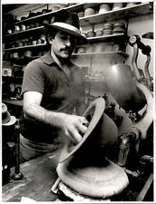LG80 1980 Foto Original John Pineda HOMBRE SOMBRERO FABRICANTE MÁQUINA PRENSA VAPOR TALLER