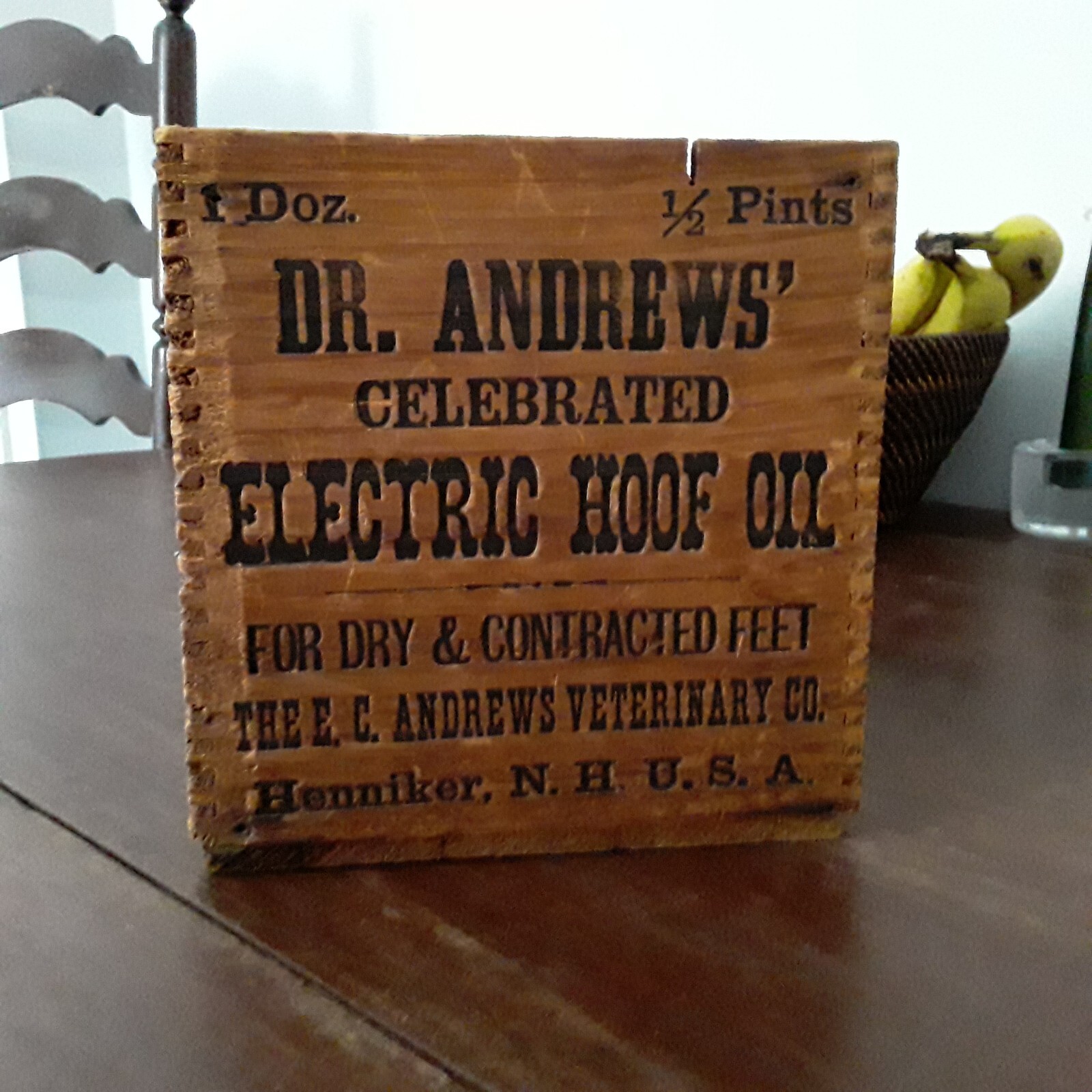 DR. ANDREWS' VETERINARY Shipping crate. HENNIKER, N.H. Dove tailed old