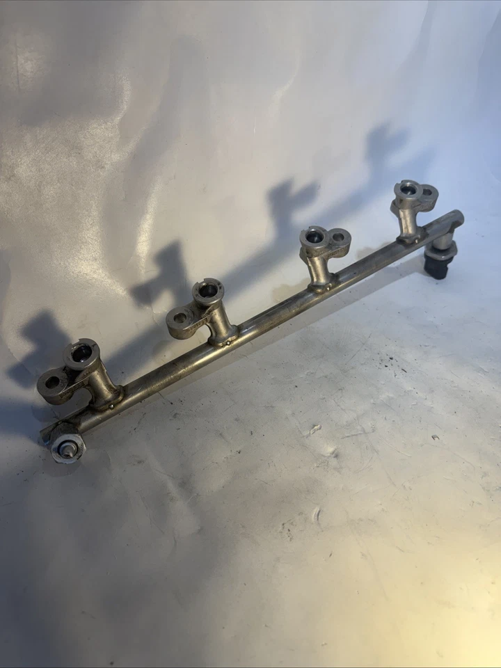 Riel de combustible Mazda 3 2014-2017 Foto 4 de 4