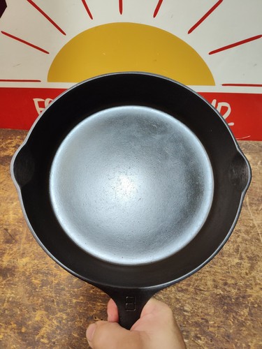 "Fully Restored" GRISWOLD #8 Cast Iron Skillet Pan Large Logo 704 Seasoned - Picture 4 of 7