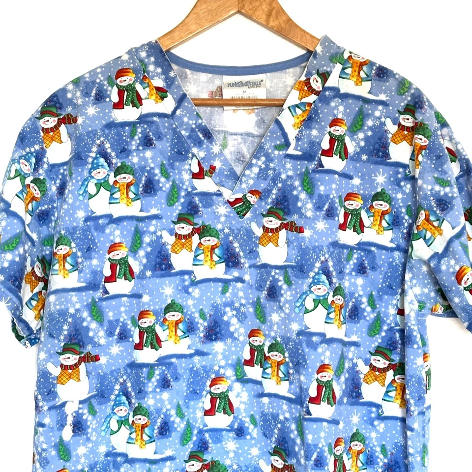 Blusa Médica Estampada Fundamentals By White Swan Para Mujer Azul Mediana Muñeco de Nieve Bolsillos Cuello en V Foto 3 de 4